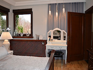 Sypialnia w eleganckich szarościach - Średnia biała sypialnia, styl tradycyjny - zdjęcie od Lumiere Design