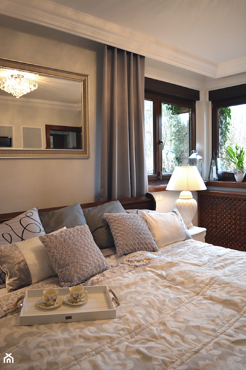 Sypialnia w eleganckich szarościach - Mała szara sypialnia, styl tradycyjny - zdjęcie od Lumiere Design