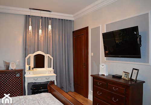 Sypialnia w eleganckich szarościach - Mała biała niebieska sypialnia, styl tradycyjny - zdjęcie od Lumiere Design