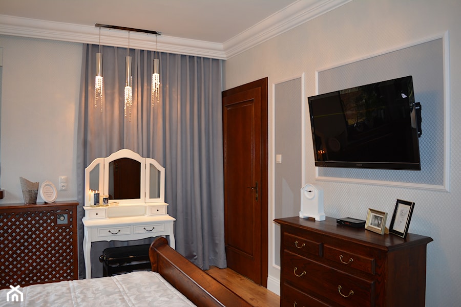 Sypialnia w eleganckich szarościach - Mała biała niebieska sypialnia, styl tradycyjny - zdjęcie od Lumiere Design