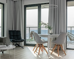 NADMORSKI APARTAMENT_REALIZACJA_2021 - Mała biała szara jadalnia w salonie, styl nowoczesny - zdjęcie od INTERJO Projektowanie Wnętrz - Homebook