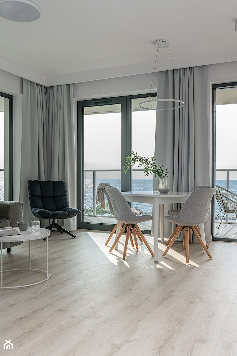 NADMORSKI APARTAMENT_REALIZACJA_2021 - Mała biała szara jadalnia w salonie, styl nowoczesny - zdjęcie od INTERJO Projektowanie Wnętrz