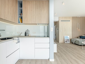 NADMORSKI APARTAMENT_REALIZACJA_2021 - Mała otwarta z kamiennym blatem biała miętowa z podblatowym zlewozmywakiem kuchnia w kształcie litery l, styl nowoczesny - zdjęcie od INTERJO Projektowanie Wnętrz