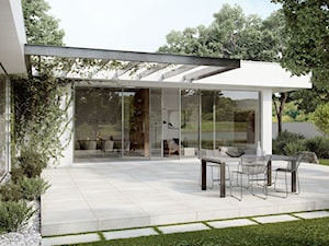 Kolekcja Lukka - Duży z podłoga z płyt betonowych z meblami ogrodowymi taras z tyłu domu, styl nowoczesny - zdjęcie od Cerrad