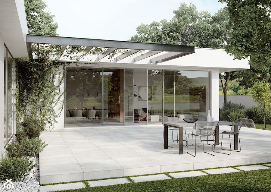 Kolekcja Lukka - Duży z podłoga z płyt betonowych z meblami ogrodowymi taras z tyłu domu, styl nowoczesny - zdjęcie od Cerrad