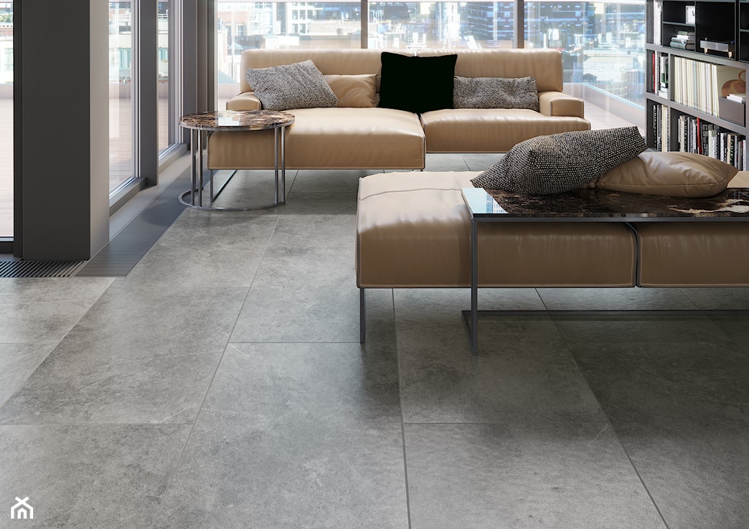 płytki inspirowane betonem na podłodze w salonie