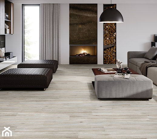 Drewno czy płytki drewnopodobne – jaka podłoga lepiej sprawdzi się w salonie? Sprawdzamy!