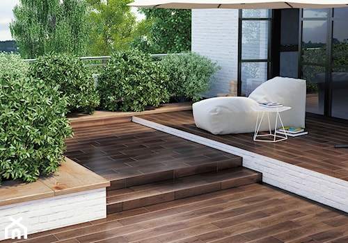 Drewno kolekcja Setim - Duży z meblami ogrodowymi taras z tyłu domu - zdjęcie od Cerrad
