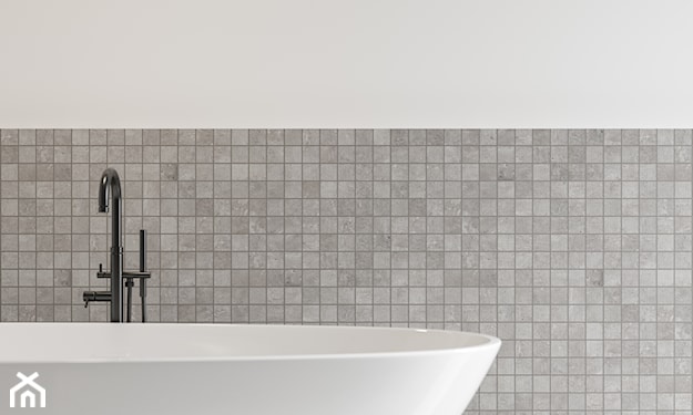 łazienka w szarościach, beton w łazience, mozaika na ścianie w łazience