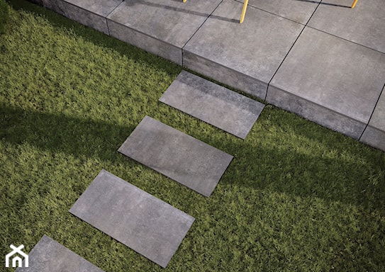 ścieżka w ogrodzie z płytek imitujących beton