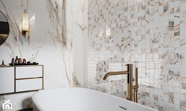 nowoczesna łazienka, marmur na ścianie, biała łazienka