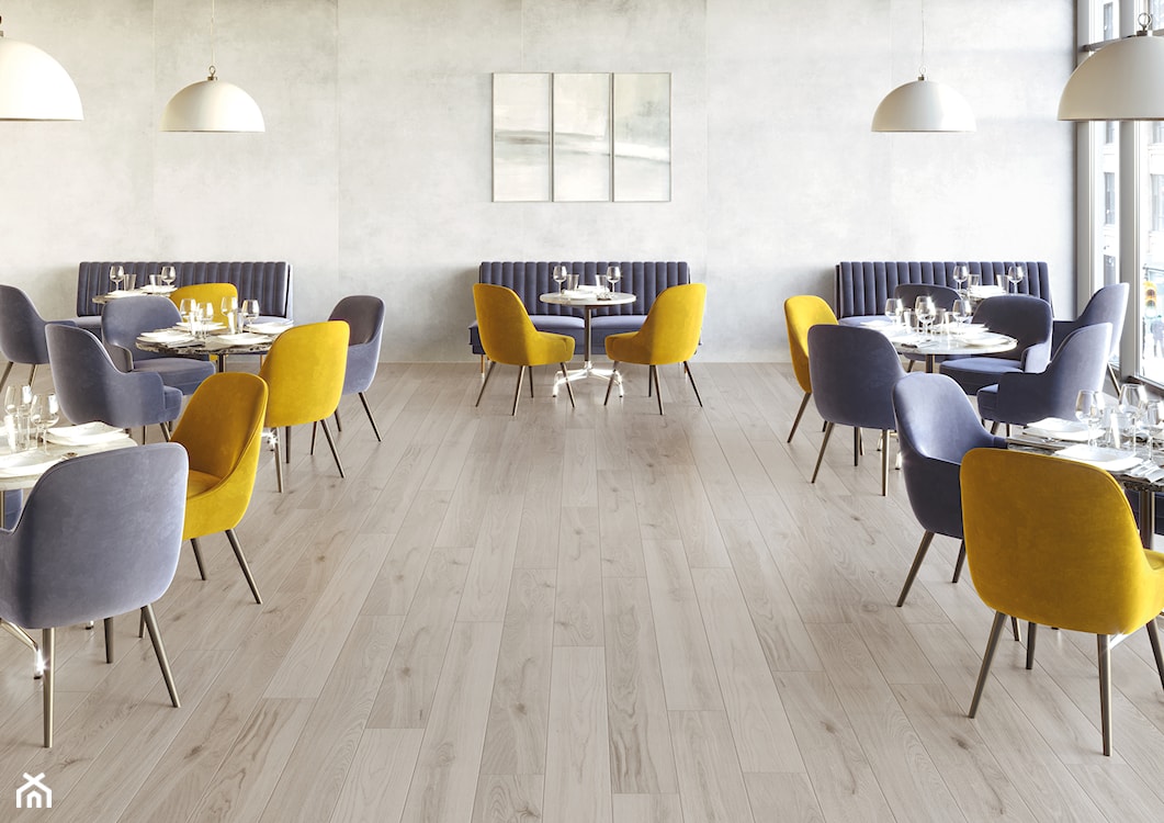 wnętrze eleganckiej restauracji, betonowa ściana w restauracji, płytki gresowe imitujące drewno w restauracji