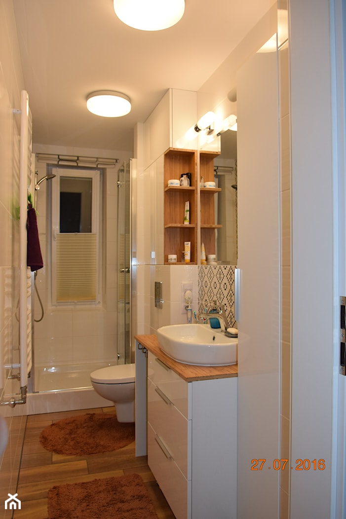 #wąskałazienka, #długałazienka - Mała łazienka z oknem - zdjęcie od magie - Homebook