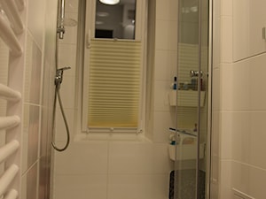 #wąskałazienka, #długałazienka - Mała na poddaszu łazienka z oknem - zdjęcie od magie