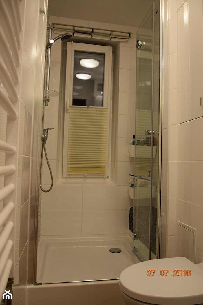 #wąskałazienka, #długałazienka - Mała na poddaszu łazienka z oknem - zdjęcie od magie - Homebook