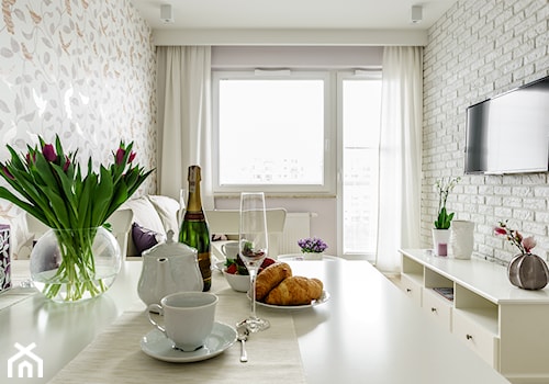 Mieszkanie wakacyjne styl prowansalski – Aviator – Gdańsk - Średnia biała jadalnia w salonie, styl prowansalski - zdjęcie od Anna Serafin Architektura Wnętrz