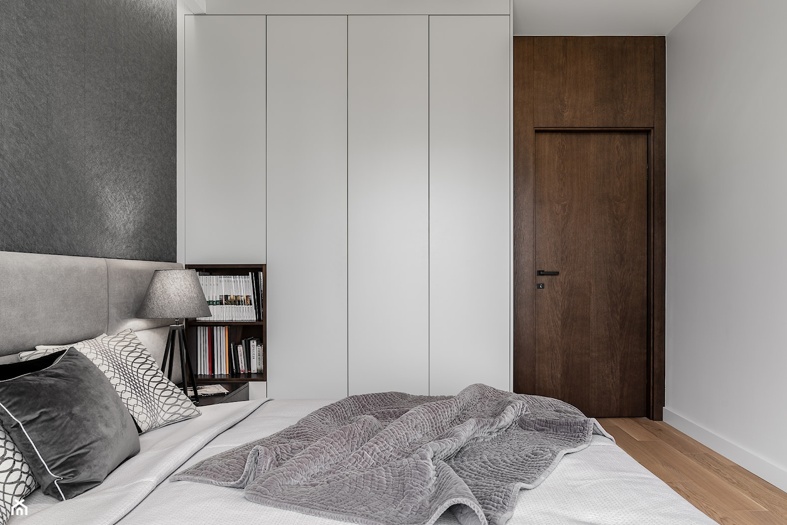 Apartament Altoria 2 - Gdynia - Średnia szara sypialnia, styl nowoczesny - zdjęcie od Anna Serafin Architektura Wnętrz - Homebook