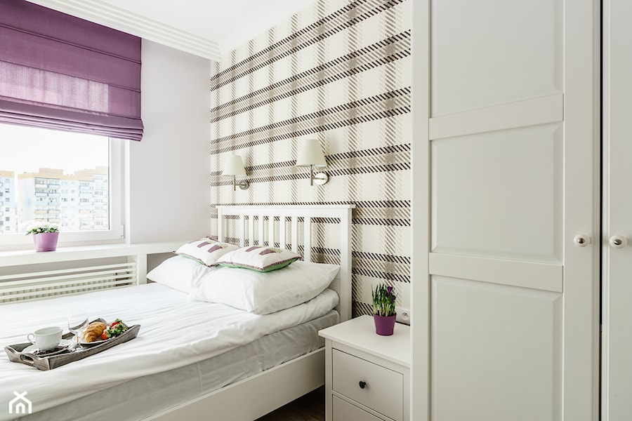 Mieszkanie wakacyjne styl prowansalski – Aviator – Gdańsk - Mała biała sypialnia, styl prowansalski - zdjęcie od Anna Serafin Architektura Wnętrz