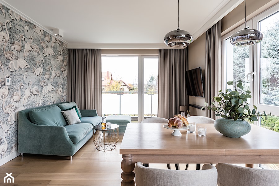 Apartament - Gdynia Kosakowo - Mały szary salon z jadalnią - zdjęcie od Anna Serafin Architektura Wnętrz