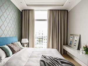 Apartamenty Na Polanie 2 – Gdynia - Średnia beżowa sypialnia z balkonem / tarasem - zdjęcie od Anna Serafin Architektura Wnętrz