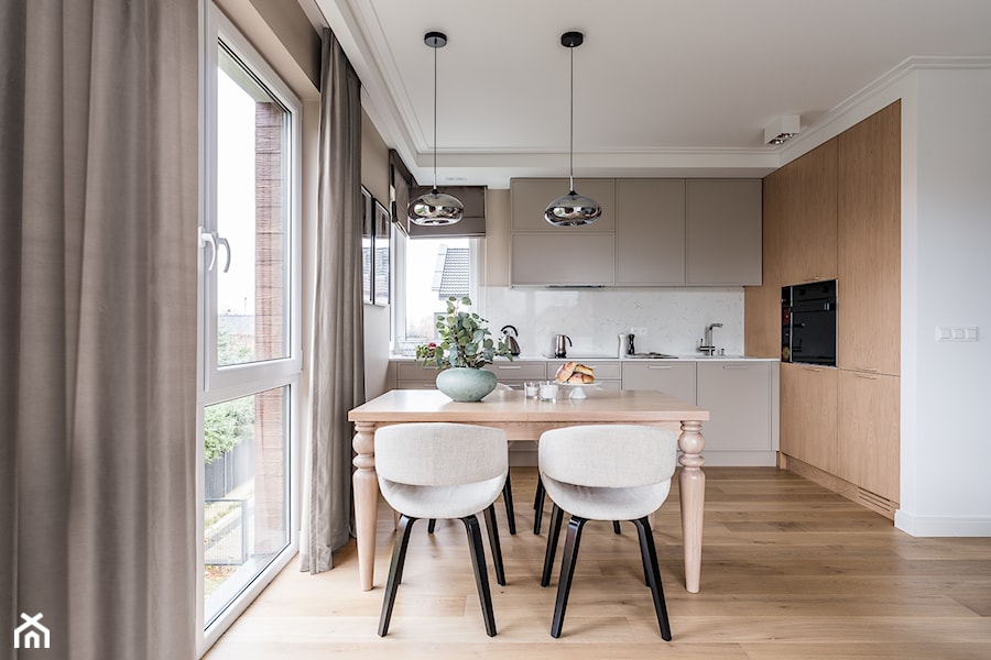 Apartament - Gdynia Kosakowo - Średnia biała jadalnia w kuchni, styl tradycyjny - zdjęcie od Anna Serafin Architektura Wnętrz