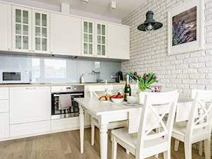 Mieszkanie wakacyjne styl prowansalski – Aviator – Gdańsk - Średnia otwarta z salonem biała szara z podblatowym zlewozmywakiem kuchnia jednorzędowa, styl prowansalski - zdjęcie od Anna Serafin Architektura Wnętrz