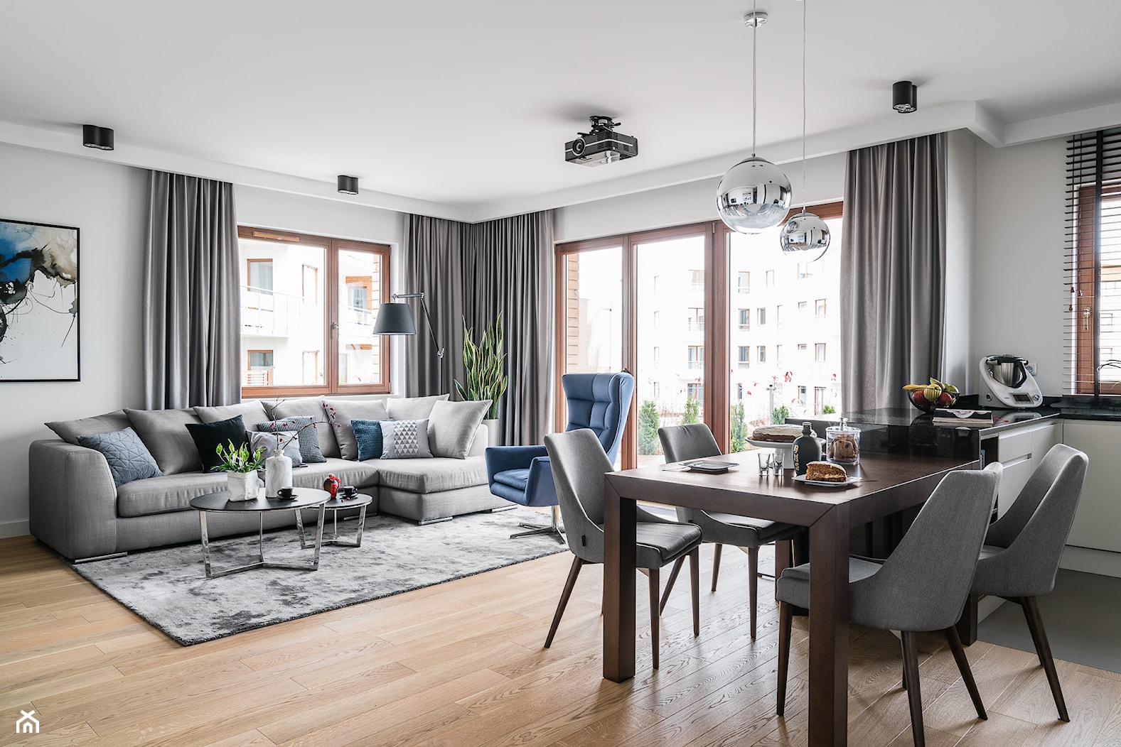 Apartament Altoria 2 - Gdynia - Duży szary salon z kuchnią z jadalnią z tarasem / balkonem, styl no ... - zdjęcie od Anna Serafin Architektura Wnętrz - Homebook