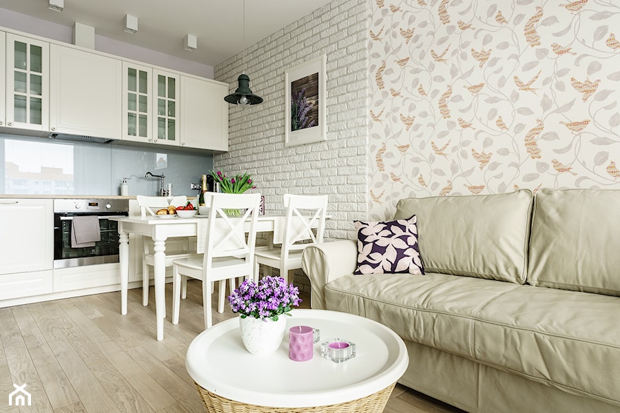 Mieszkanie wakacyjne styl prowansalski – Aviator – Gdańsk - Mały biały salon z kuchnią z jadalnią, styl prowansalski - zdjęcie od Anna Serafin Architektura Wnętrz