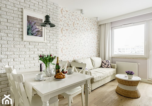 Mieszkanie wakacyjne styl prowansalski – Aviator – Gdańsk - Mała biała jadalnia w salonie, styl pro ... - zdjęcie od Anna Serafin Architektura Wnętrz