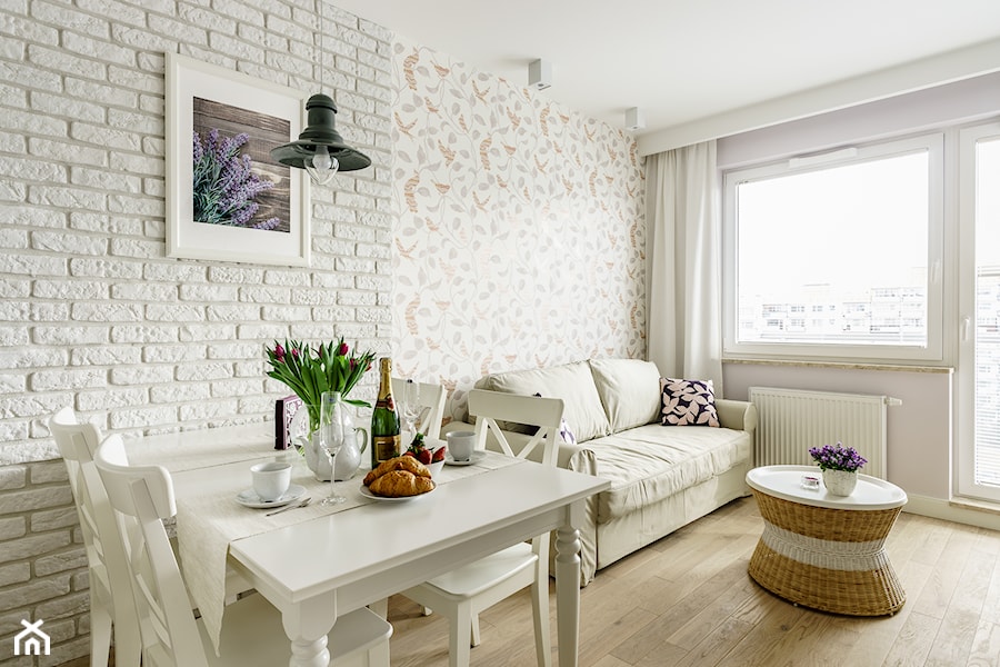 Mieszkanie wakacyjne styl prowansalski – Aviator – Gdańsk - Mała biała jadalnia w salonie, styl prowansalski - zdjęcie od Anna Serafin Architektura Wnętrz