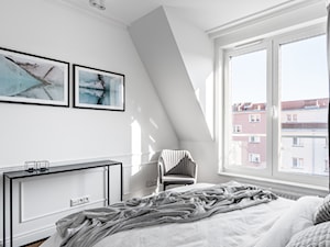 Mieszkanie wakacyjne Tartaczna 2 - Gdańsk - Mała biała sypialnia na poddaszu - zdjęcie od Anna Serafin Architektura Wnętrz