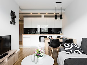 Mieszkanie wakacyjne styl skandynawski - Aviator - Gdańsk - Mały biały salon z kuchnią z jadalnią, styl nowoczesny - zdjęcie od Anna Serafin Architektura Wnętrz