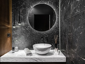Apartament Altoria 2 - Gdynia - Z lustrem łazienka, styl nowoczesny - zdjęcie od Anna Serafin Architektura Wnętrz