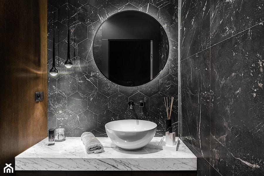 Apartament Altoria 2 - Gdynia - Z lustrem łazienka, styl nowoczesny - zdjęcie od Anna Serafin Architektura Wnętrz