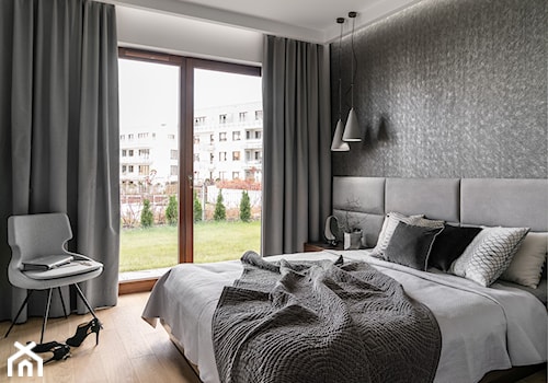Apartament Altoria 2 - Gdynia - Średnia biała sypialnia z balkonem / tarasem, styl nowoczesny - zdjęcie od Anna Serafin Architektura Wnętrz