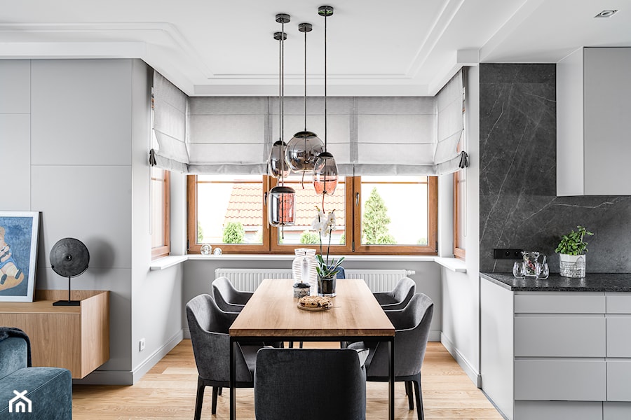 Dom Gdańsk Kowale - Średnia biała szara jadalnia w salonie w kuchni, styl nowoczesny - zdjęcie od Anna Serafin Architektura Wnętrz