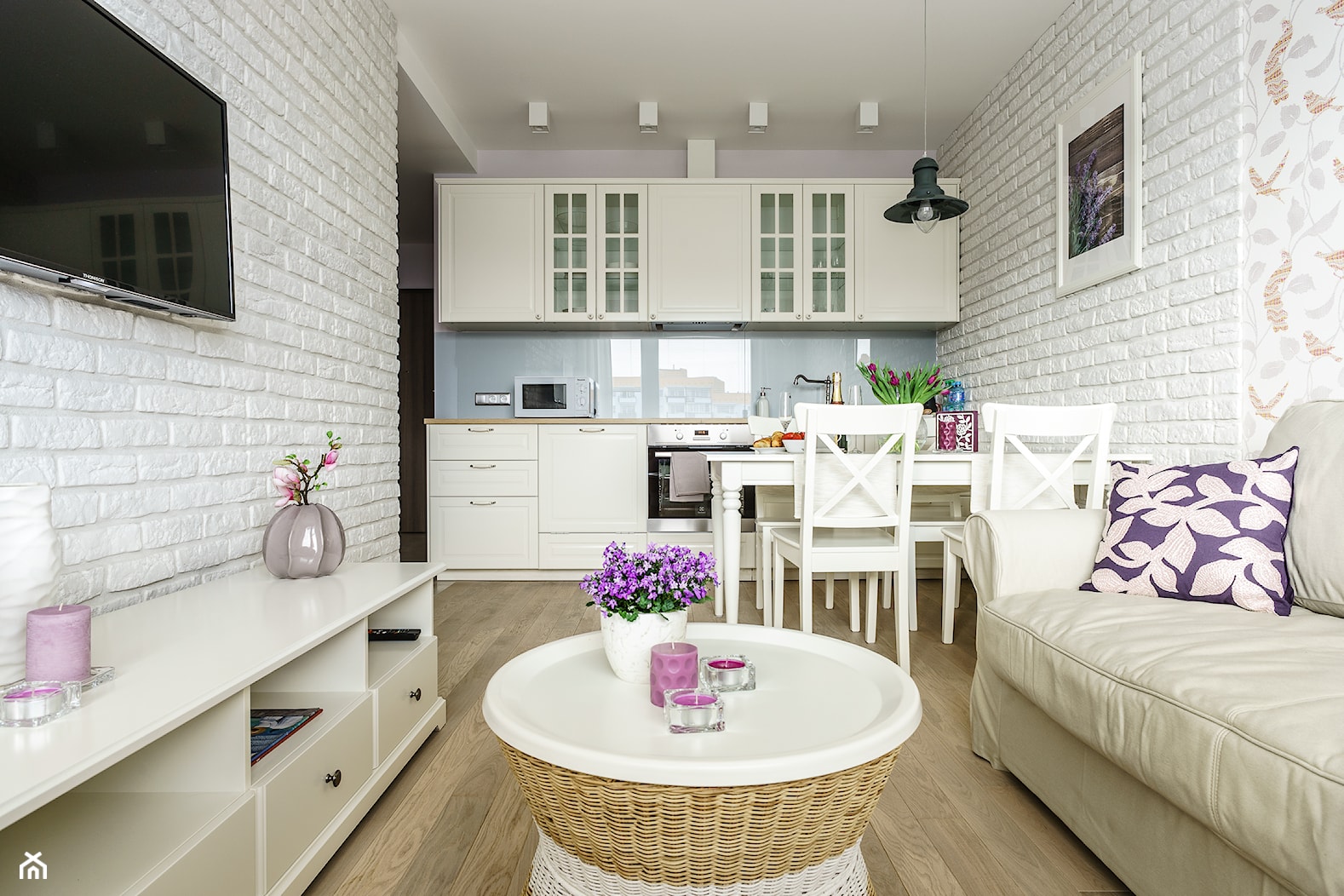 Mieszkanie wakacyjne styl prowansalski – Aviator – Gdańsk - Mały biały niebieski salon z kuchnią z j ... - zdjęcie od Anna Serafin Architektura Wnętrz - Homebook