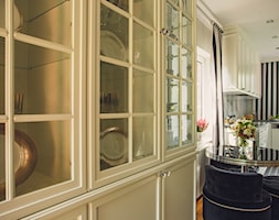 Kuchnia - Średnia otwarta biała czarna szara z zabudowaną lodówką kuchnia w kształcie litery l z okn ... - zdjęcie od VAVASIS - Homebook