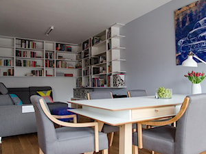 REALIZACJA | pomiędzy dwoma miastami – mieszkanie - Średnia szara jadalnia w salonie, styl skandynawski - zdjęcie od Studio Malina – Architekci & Projektanci wnętrz