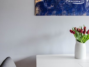 REALIZACJA | pomiędzy dwoma miastami – mieszkanie - Mała szara jadalnia jako osobne pomieszczenie, styl skandynawski - zdjęcie od Studio Malina – Architekci & Projektanci wnętrz