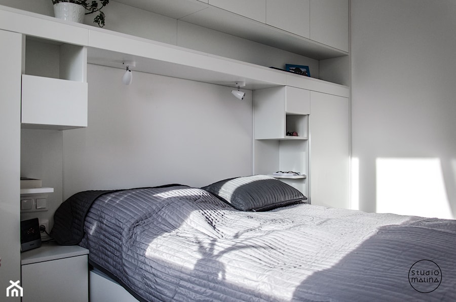 Realizacja | Skandynawskie mieszkanie dla pary z kotem - Średnia biała sypialnia, styl skandynawski - zdjęcie od Studio Malina – Architekci & Projektanci wnętrz