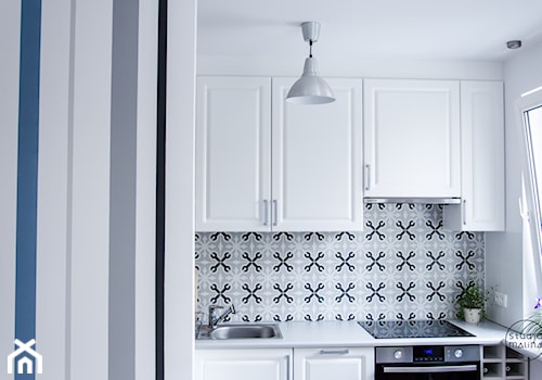 Realizacja | Skandynawskie mieszkanie dla pary z kotem - Mała z salonem biała z zabudowaną lodówką z nablatowym zlewozmywakiem kuchnia jednorzędowa, styl skandynawski - zdjęcie od Studio Malina – Architekci & Projektanci wnętrz