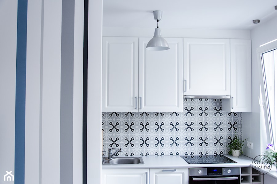 Realizacja | Skandynawskie mieszkanie dla pary z kotem - Mała z salonem biała z zabudowaną lodówką z nablatowym zlewozmywakiem kuchnia jednorzędowa, styl skandynawski - zdjęcie od Studio Malina – Architekci & Projektanci wnętrz