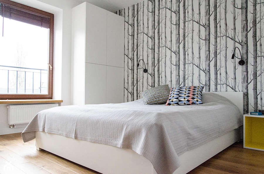 REALIZACJA | pomiędzy dwoma miastami – mieszkanie - Średnia biała czarna sypialnia, styl skandynawski - zdjęcie od Studio Malina – Architekci & Projektanci wnętrz