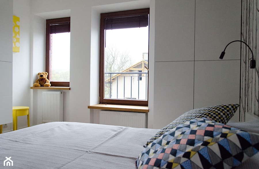 REALIZACJA | pomiędzy dwoma miastami – mieszkanie - Średnia biała sypialnia, styl skandynawski - zdjęcie od Studio Malina – Architekci & Projektanci wnętrz