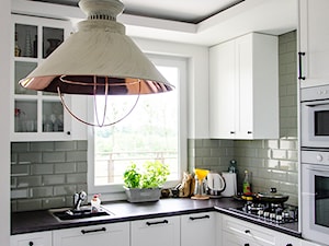 Realizacja | Nastrojowa kuchnia - Średnia zielona z zabudowaną lodówką kuchnia w kształcie litery l, styl skandynawski - zdjęcie od Studio Malina – Architekci & Projektanci wnętrz