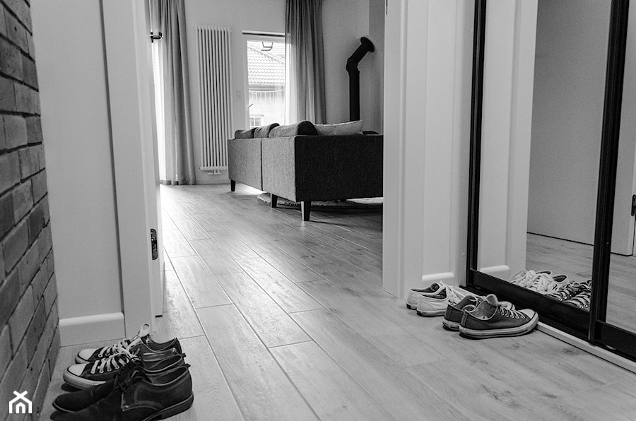 REALIZACJA | spokój pod miastem - Mały biały hol / przedpokój, styl skandynawski - zdjęcie od Studio Malina – Architekci & Projektanci wnętrz