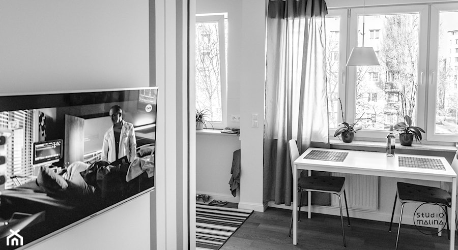 Realizacja | Skandynawskie mieszkanie dla pary z kotem - Mała biała jadalnia w salonie, styl skandynawski - zdjęcie od Studio Malina – Architekci & Projektanci wnętrz