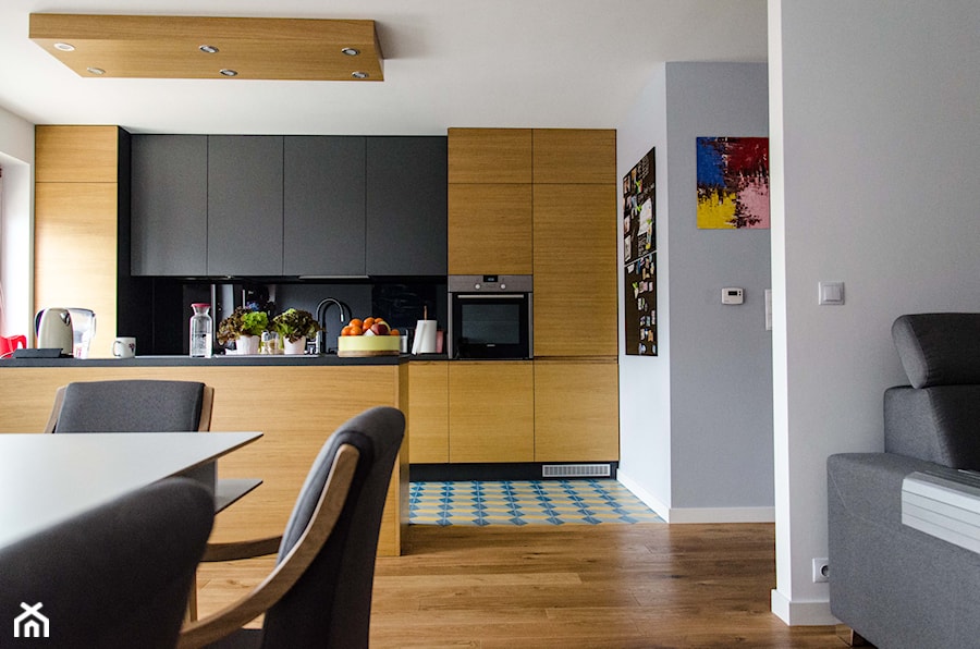 REALIZACJA | pomiędzy dwoma miastami – mieszkanie - Średnia otwarta niebieska z zabudowaną lodówką kuchnia jednorzędowa z wyspą lub półwyspem, styl skandynawski - zdjęcie od Studio Malina – Architekci & Projektanci wnętrz
