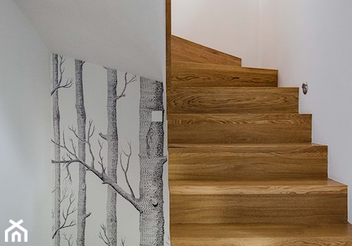 REALIZACJA | spokój pod miastem - Schody jednobiegowe zabiegowe kręcone drewniane, styl skandynawski - zdjęcie od Studio Malina – Architekci & Projektanci wnętrz